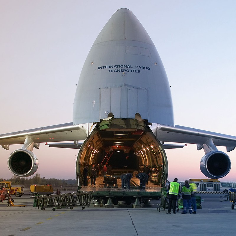 vorne offenes Flugzeug, das gerade beladen wird