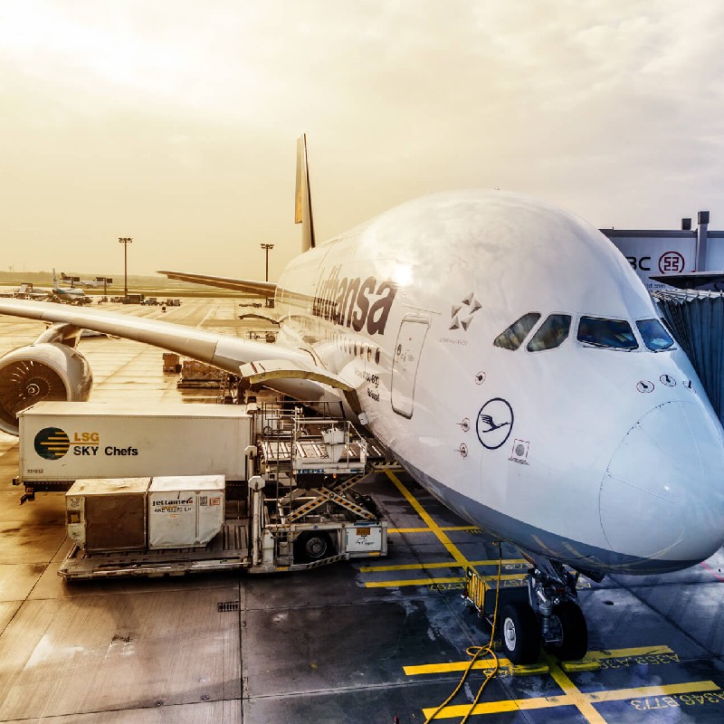  Logistik Flugzeug, das am Boden beladen wird